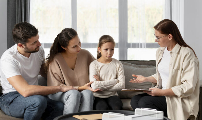 medium-shot-therapist-discussing-with-family